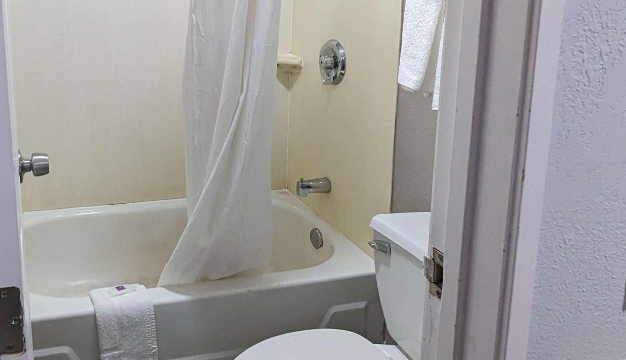 Hotel 6-nashua, Nh 2*