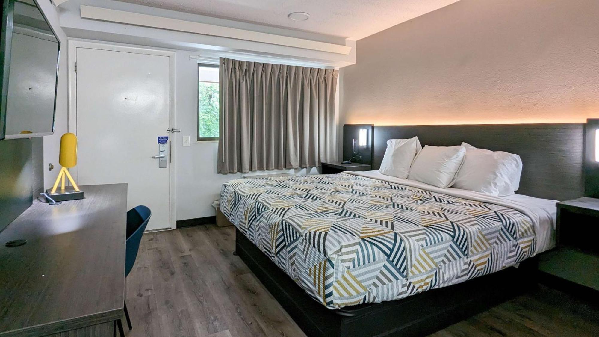 Hotel 6-nashua, Nh