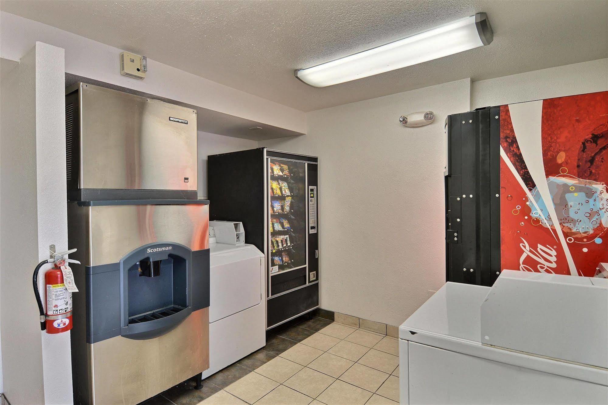Hotel 6-nashua, Nh 3*